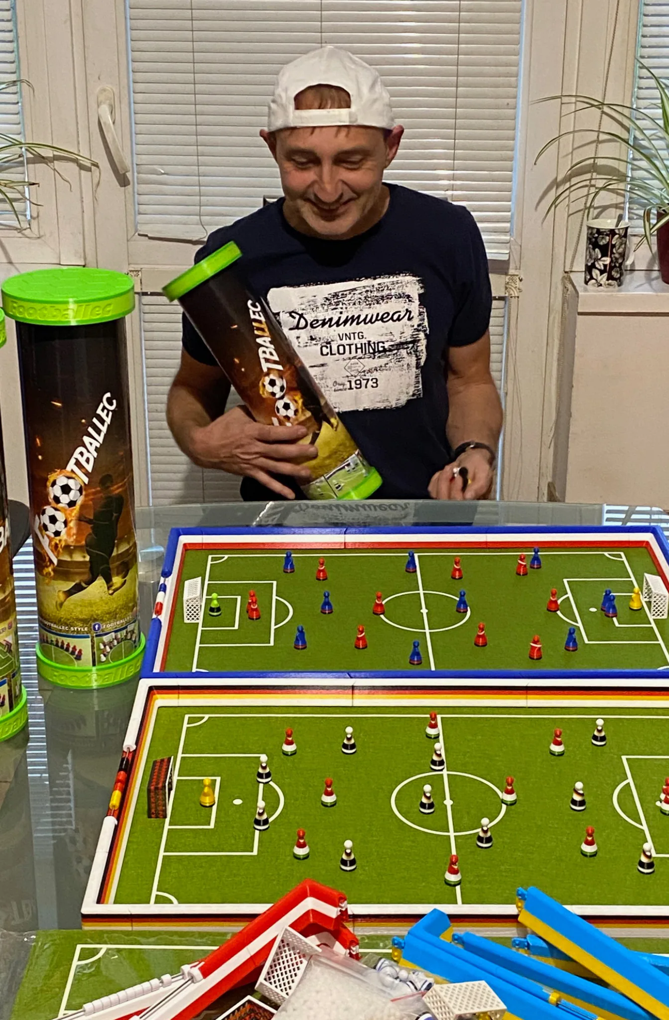 Pavel Omelka mit mehreren Footballec-Sets